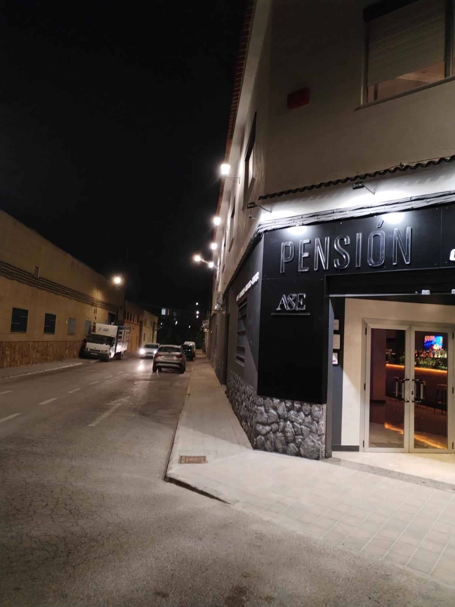 Pension A&E 马尼塞斯 外观 照片